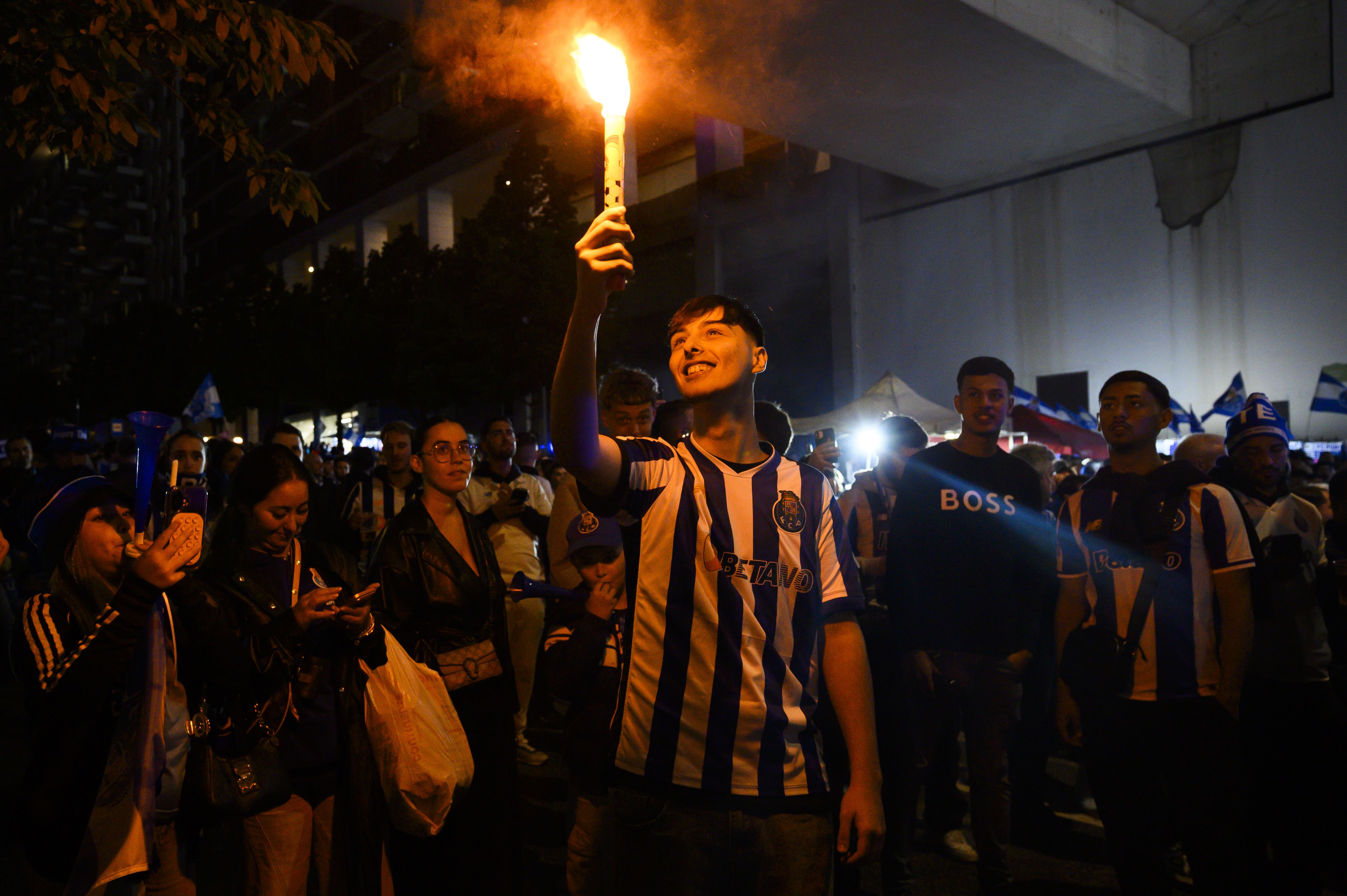 Adeptos do FC Porto fazem a festa ao pé do Estádio do Dragão (Foto: EPA/Ricardo Castelo)