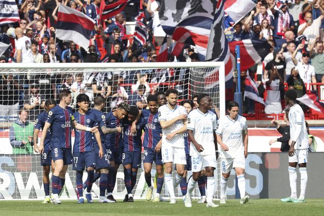 Mbaye festeja o golo que deu vantagem ao PSG sobre o Lorient: FOTO:Imago