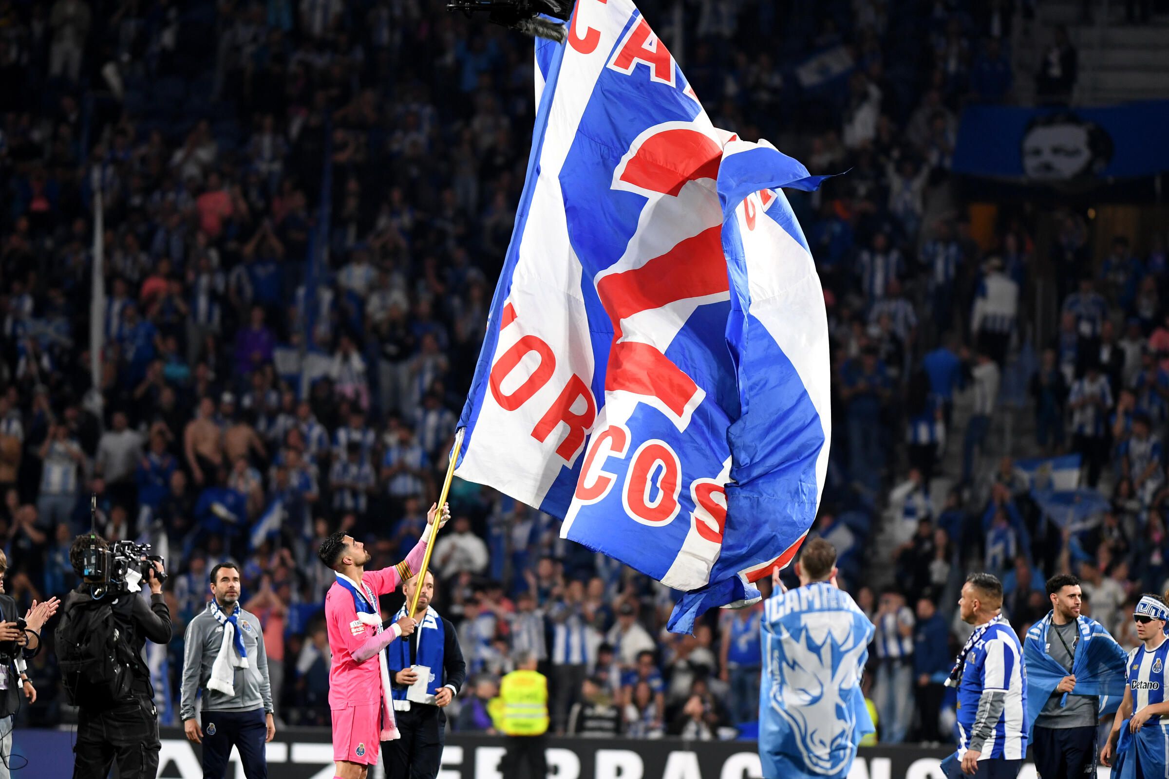 Diogo Costa com uma bandeira em memória de Jorge Costa (Foto: Rogério Ferreira/Kapta+)
