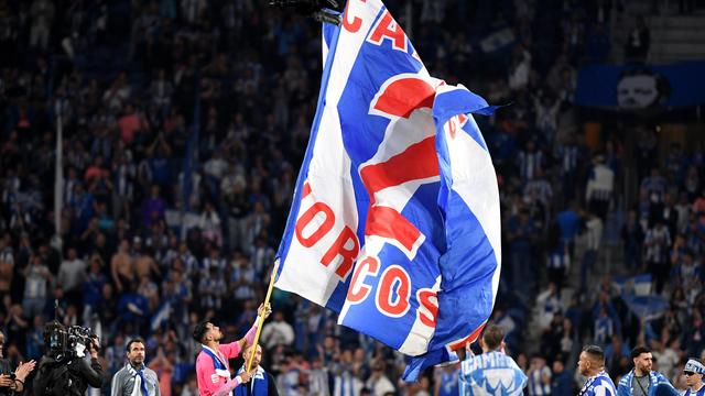 Diogo Costa com uma bandeira em memória de Jorge Costa (Foto: Rogério Ferreira/Kapta+)