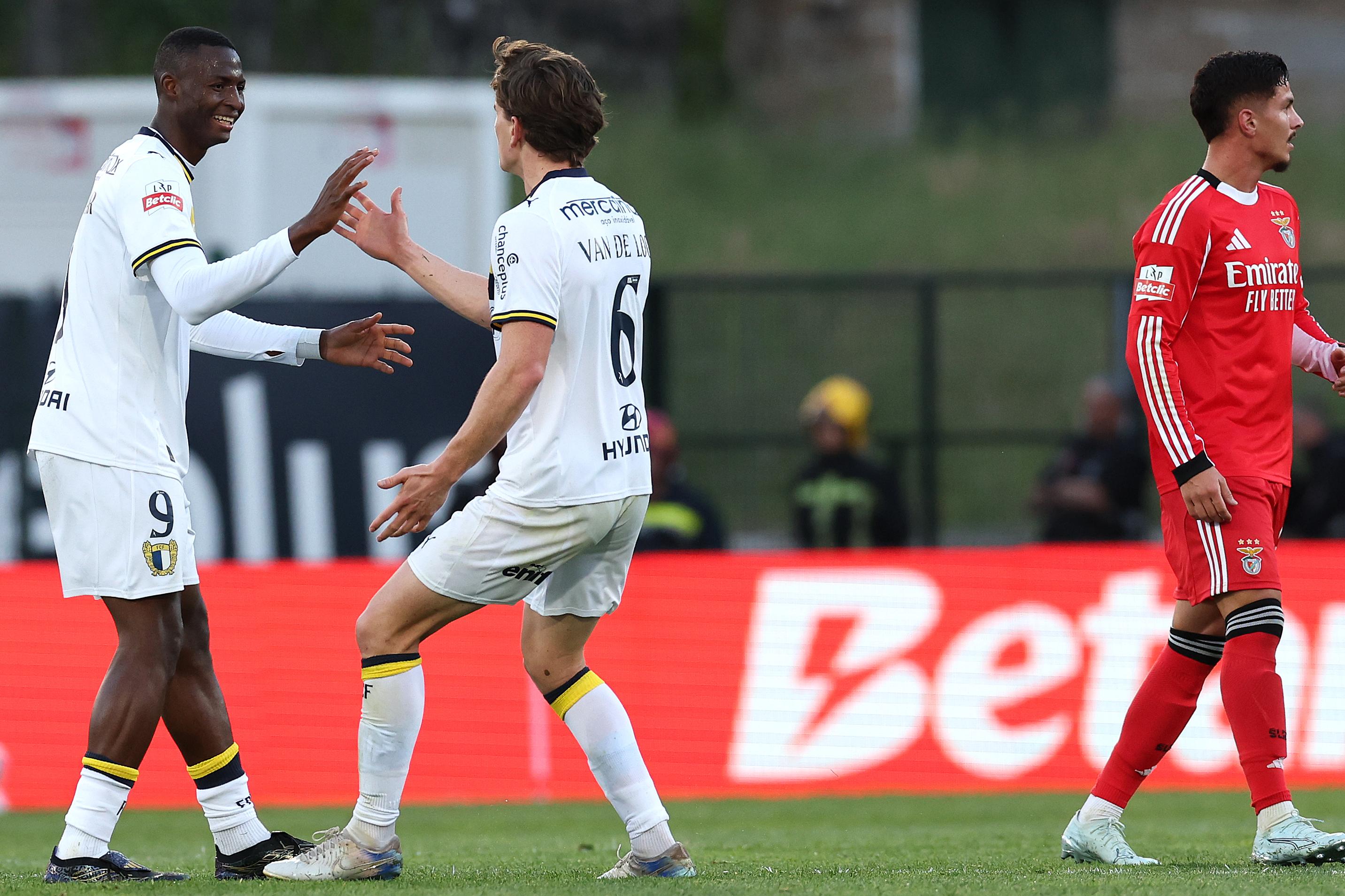 Umar Abubakar cumprimentado por Tom van de Looi depois de marcar o segundo golo ao Benfica — Foto: Estela Silva