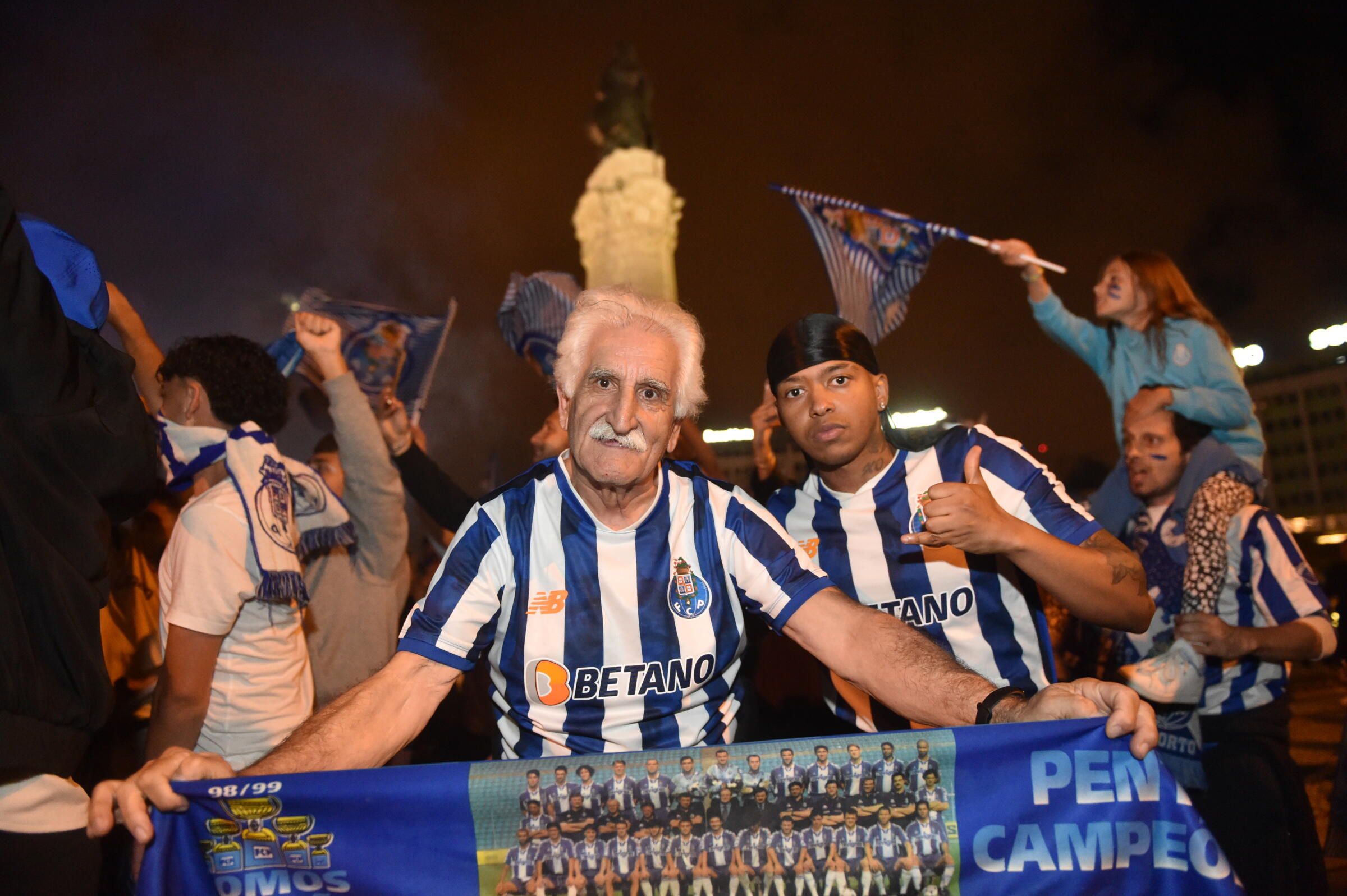 Adeptos do FC Porto fazem a festa em Lisboa, no Marquês de Pombal (Foto: Miguel Nunes)