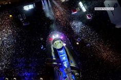 Mar de gente à espera dos jogadores à porta do Dragão