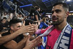 Diogo Costa agradece aos adeptos no Estádio do Dragão (Foto: EPA/Fernando Veludo)