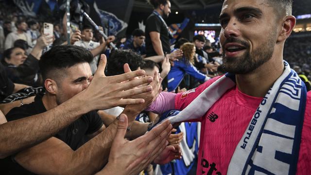 Diogo Costa agradece aos adeptos no Estádio do Dragão (Foto: EPA/Fernando Veludo)