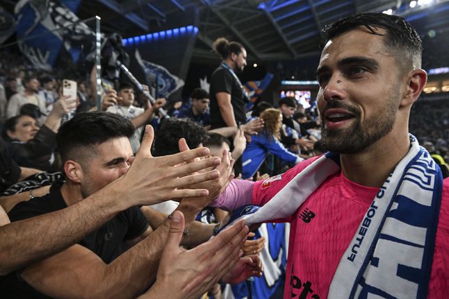 Diogo Costa agradece aos adeptos no Estádio do Dragão (Foto: EPA/Fernando Veludo)