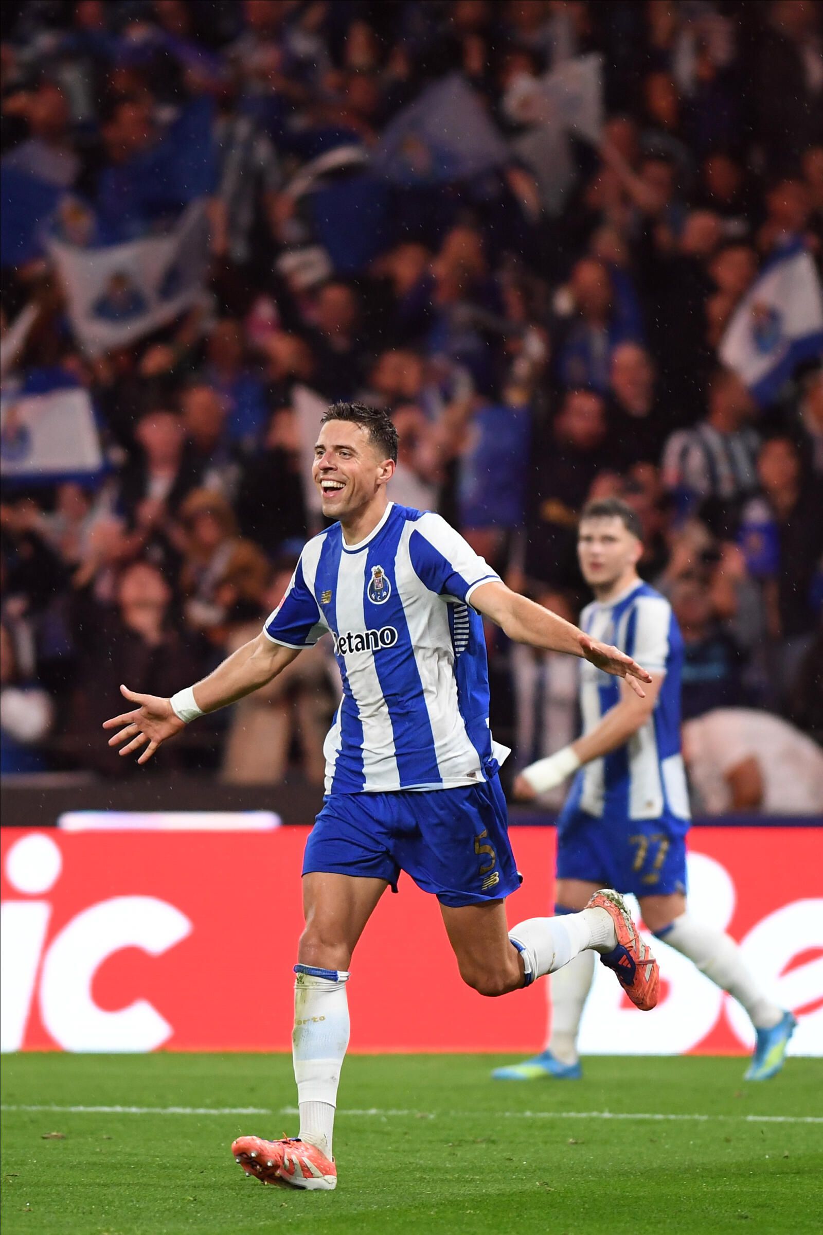 Festejos de Bednarek (Foto: Rogério Ferreira/Kapta+)