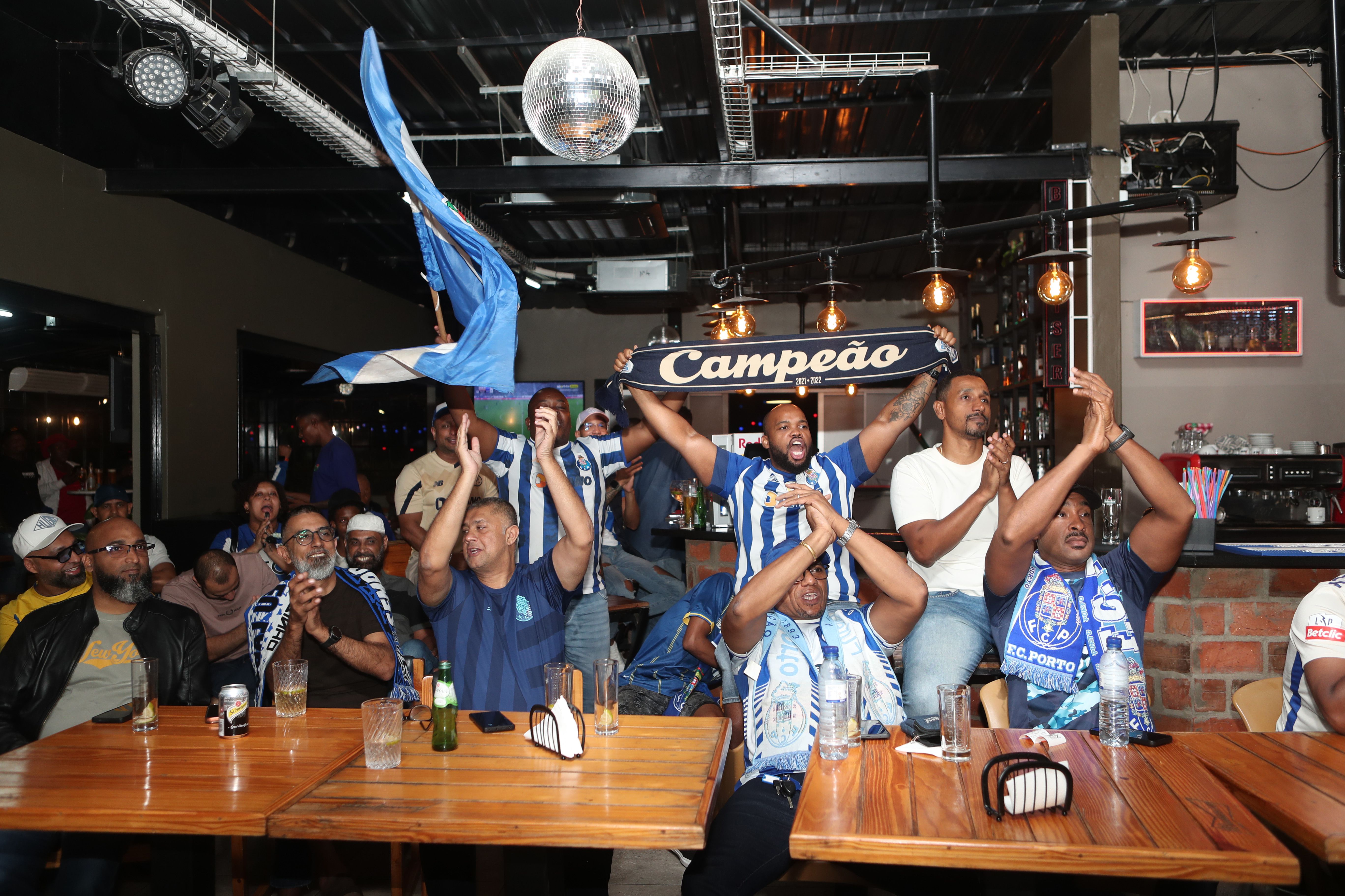 Até em Maputo há adeptos a festejarem a conquista do FC Porto (Foto: Lusa/Luísa Nhatumbo)