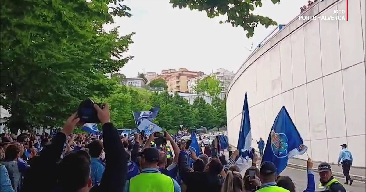 Ambiente escaldante junto ao Estádio do Dragão