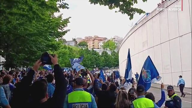 Ambiente escaldante junto ao Estádio do Dragão