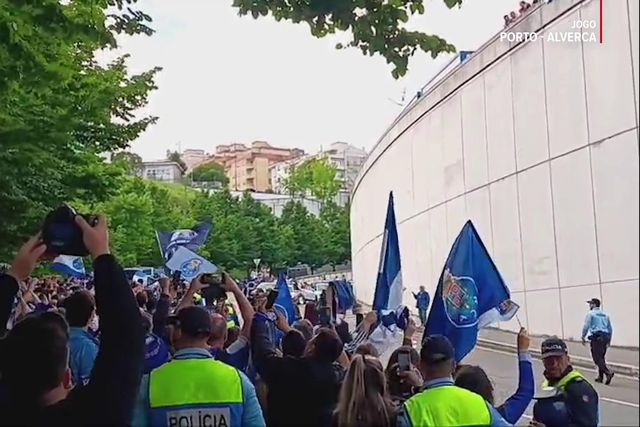 Ambiente escaldante junto ao Estádio do Dragão