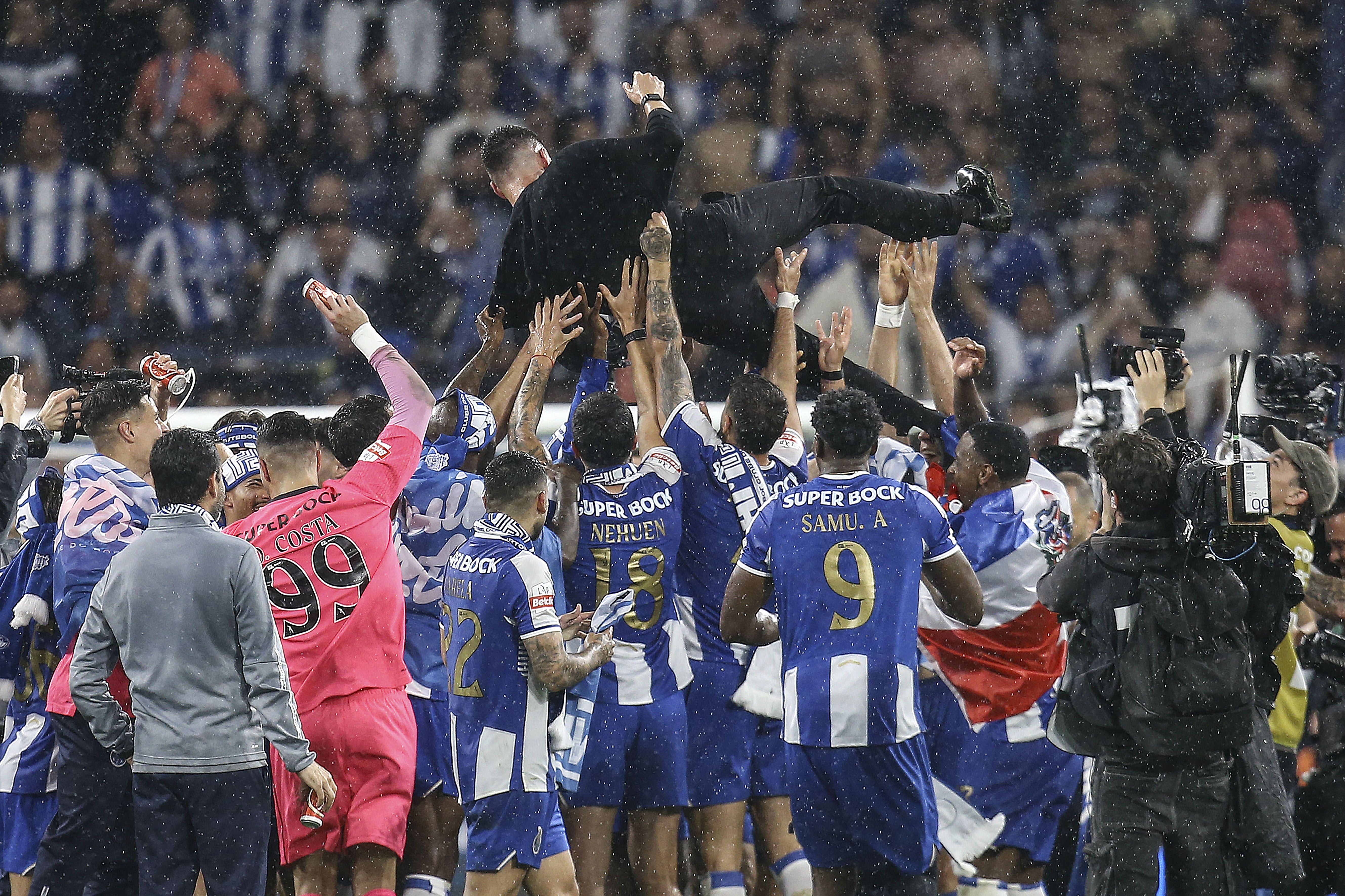 Reinaldo Teixeira, presidente da Liga, deu os parabéns ao FC Porto pela conquista do título — Foto: Manuel Fernando Araújo/LUSA