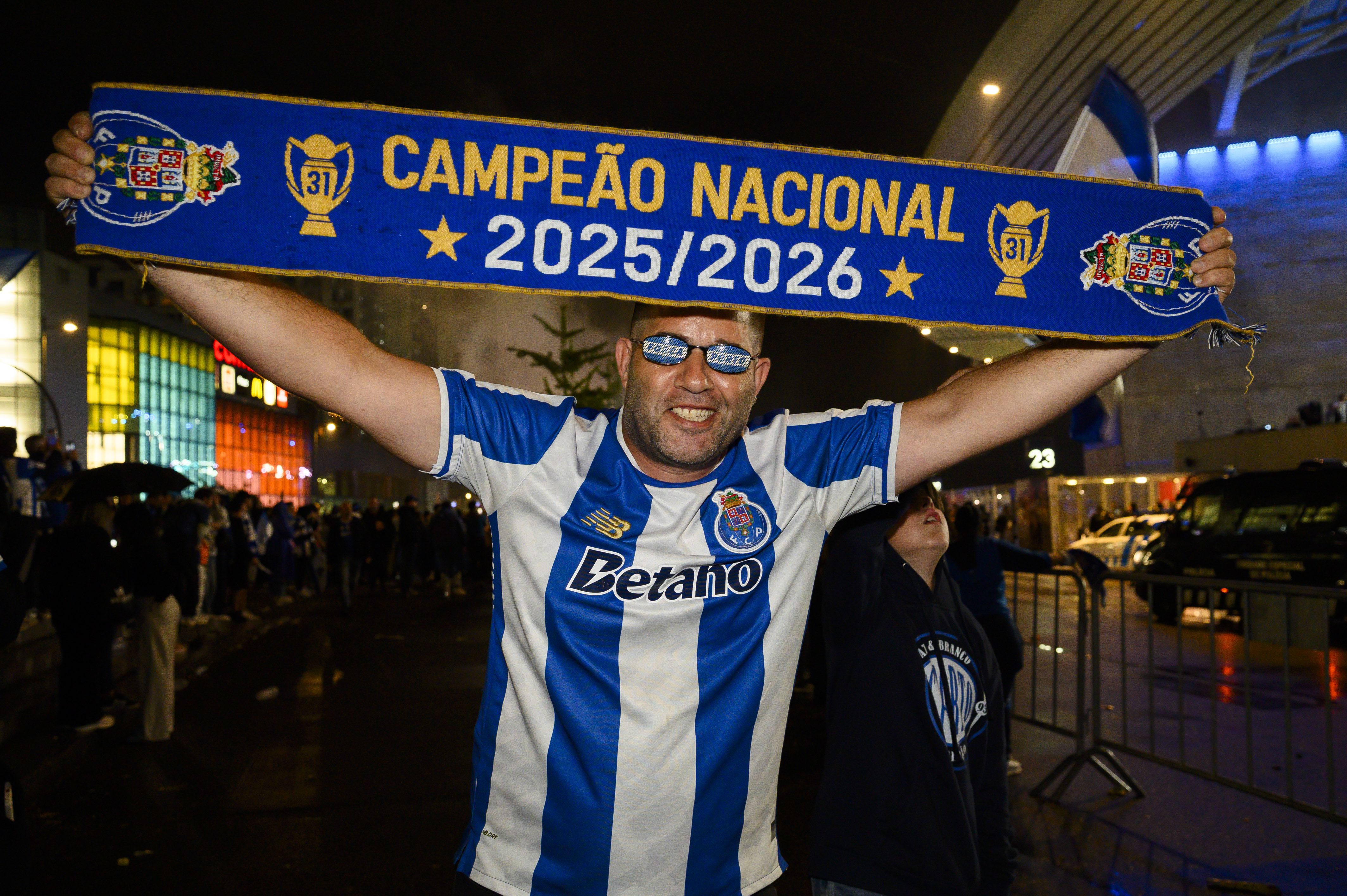 Adeptos do FC Porto fazem a festa ao pé do Estádio do Dragão (Foto: EPA/Ricardo Castelo)