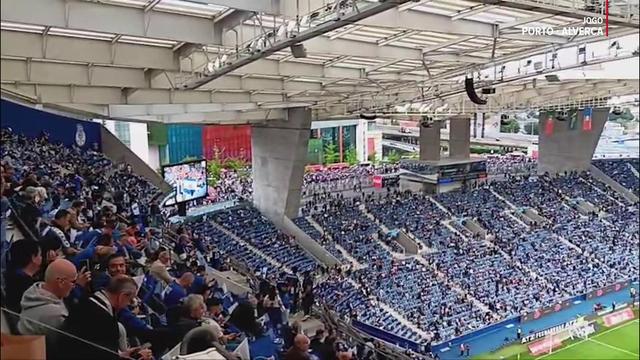 Adeptos do FC Porto celebram golo do Famalicão ao Benfica