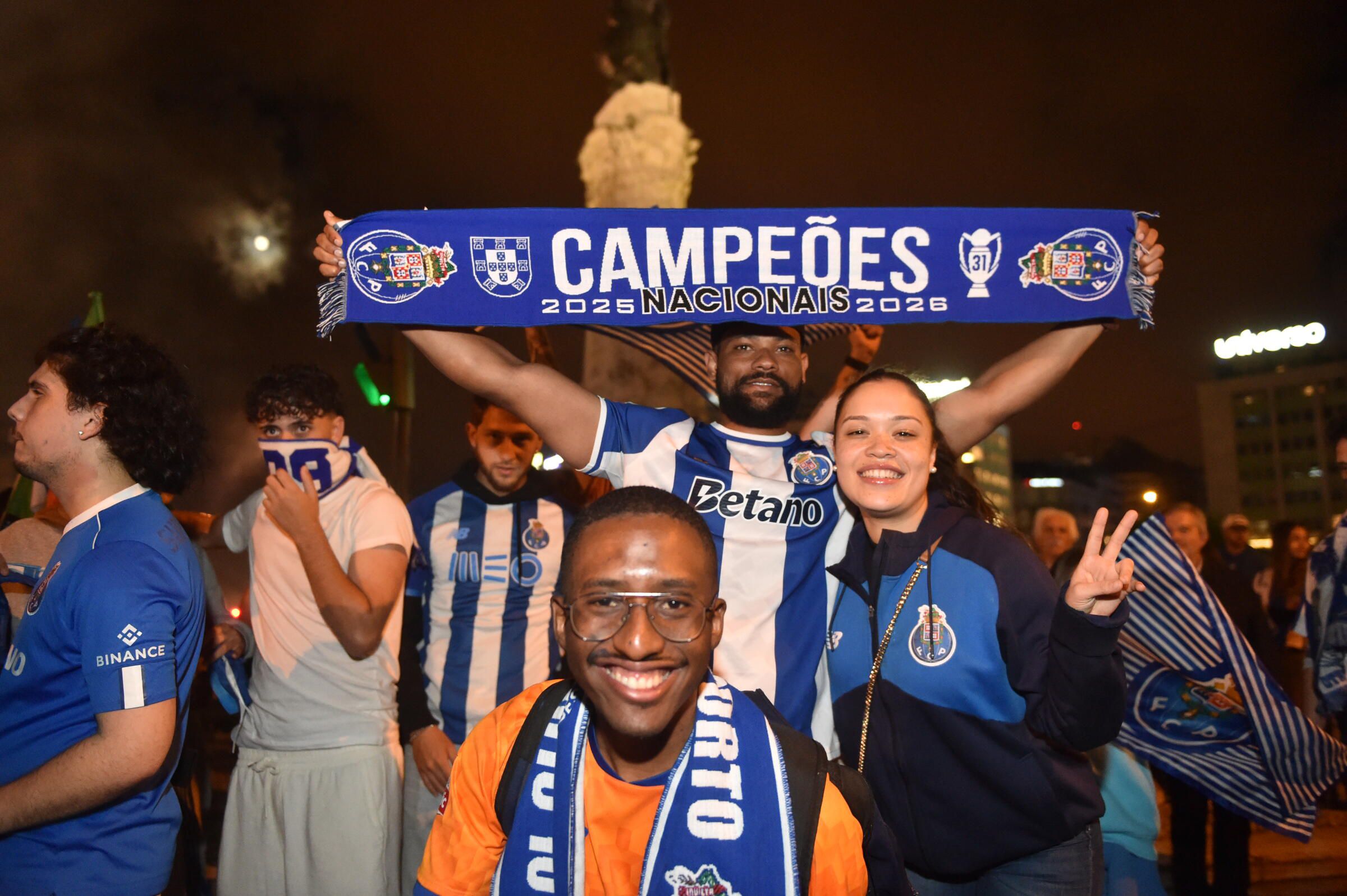 Adeptos do FC Porto fazem a festa em Lisboa, no Marquês de Pombal (Foto: Miguel Nunes)