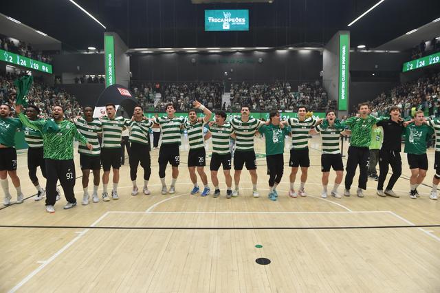 Jogadores do Sporting a fazer a festa - Foto: Miguel Nunes
