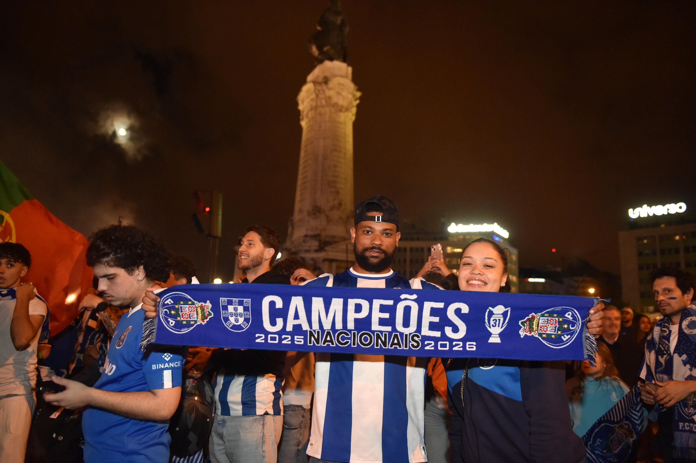 Adeptos do FC Porto fazem a festa em Lisboa, no Marquês de Pombal (Foto: Miguel Nunes)
