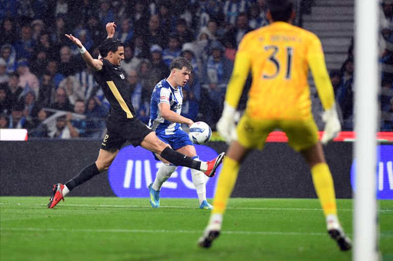 Orkas Pietuszewski frente a Nabil Touaizi (Foto: Rogério Ferreira/Kapta+)