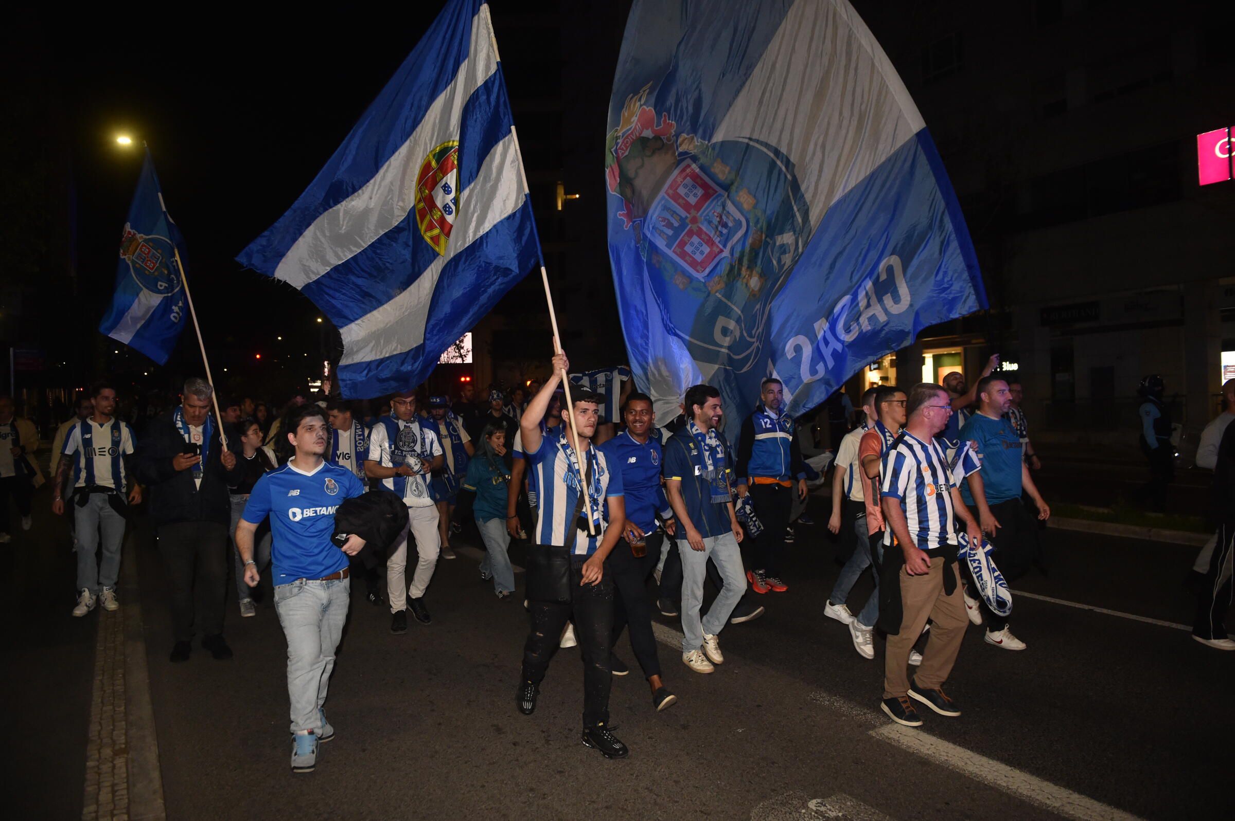 Adeptos do FC Porto fazem a festa em Lisboa (Foto: Miguel Nunes)