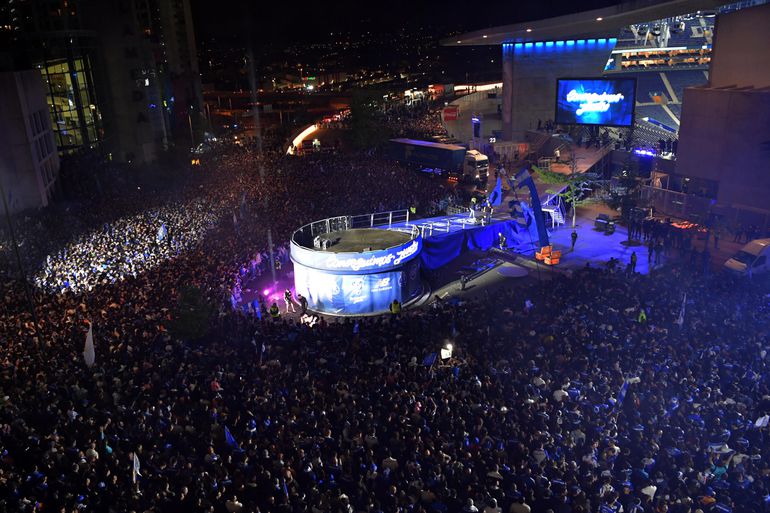 Palco montado junto ao Estádio do Dragão  (Foto: Rogério Ferreira/Kapta+)