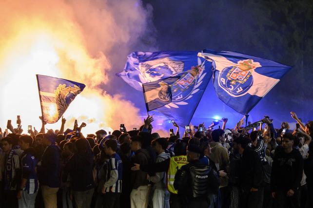 Adeptos do FC Porto fazem a festa ao pé do Estádio do Dragão (Foto: EPA/Ricardo Castelo)