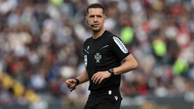 Gustavo Correia foi o árbitro do Famalicão-Benfica (EPA/ESTELA SILVA)