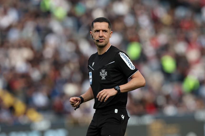 Gustavo Correia foi o árbitro do Famalicão-Benfica (EPA/ESTELA SILVA)