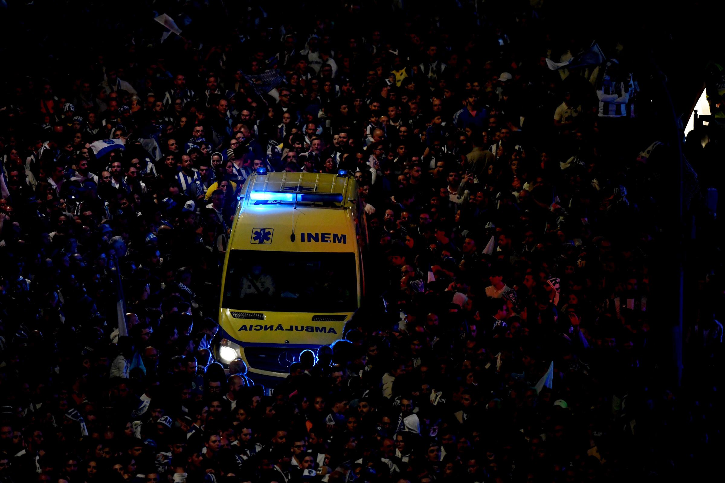 Ambulância do INEM com dificuldades em mover-se junto ao Estádio do Dragão (Foto: Rogério Ferreira/Kapta+)