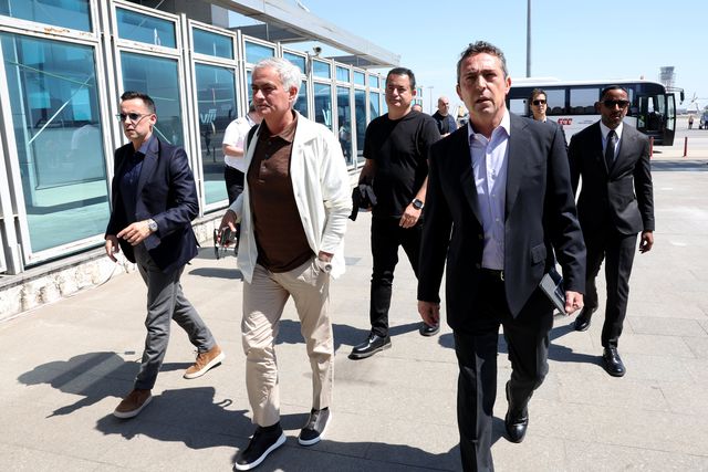 Mourinho acena aos adeptos do Fenerbahçe no aeroporto