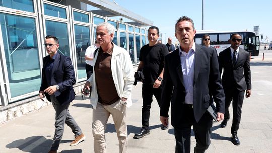 Mourinho acena aos adeptos do Fenerbahçe no aeroporto