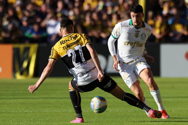 Sem Abel Ferreira no banco, Palmeiras vence com golo nos descontos