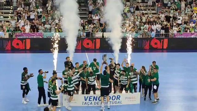 Já quase nem havia champanhe na hora de Salvador erguer a Taça pelo Sporting
