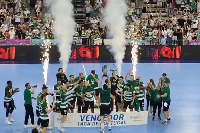 Já quase nem havia champanhe na hora de Salvador erguer a Taça pelo Sporting