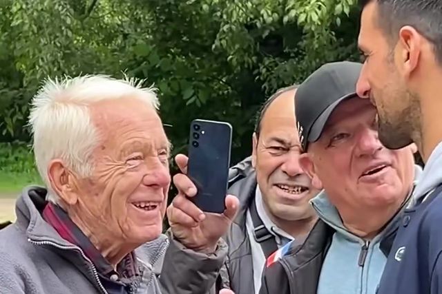 Depois da épica batalha contra Musetti madrugada dentro, Djokovic passou o domingo... na petanca