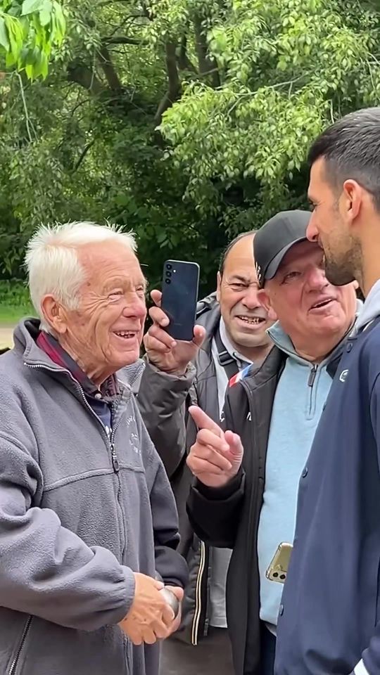 Depois da épica batalha contra Musetti madrugada dentro, Djokovic passou o domingo... na petanca