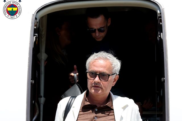 Mourinho já aterrou em Istambul, com adeptos à espera (vídeo)