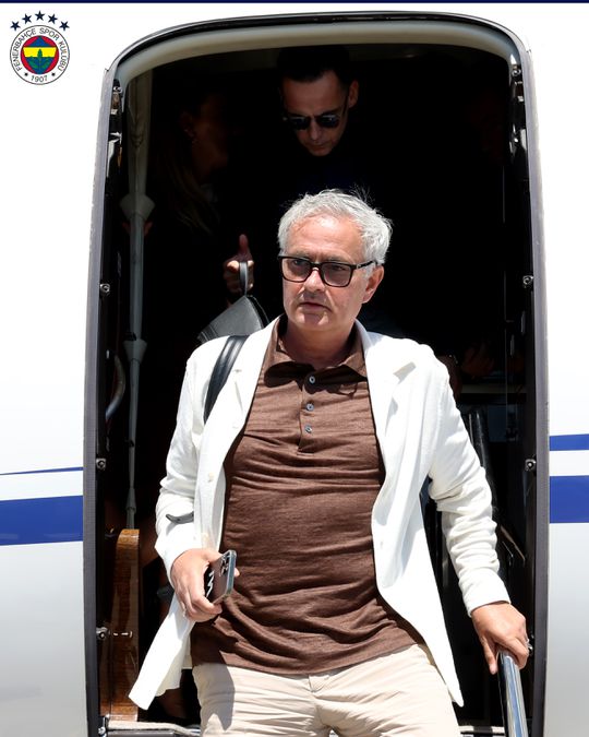 Mourinho já aterrou em Istambul, com adeptos à espera (vídeo)