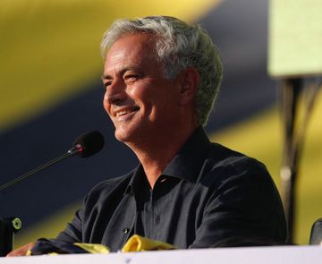 «A partir de agora, esta camisola é a minha pele»: o primeiro discurso de José Mourinho como treinador do Fenerbahçe