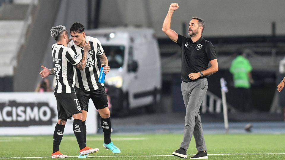 Brasileirão: Artur Jorge leva a melhor sobre António Oliveira e lidera