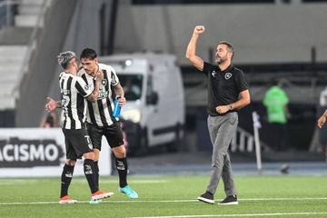 Brasileirão: Artur Jorge leva a melhor sobre António Oliveira e lidera