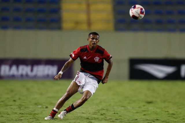 Famalicão: Wesley França referenciado, mas Flamengo dificulta negócio