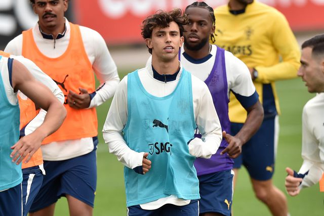 Nuno Tavares, atrás de João Félix, no primeiro treino da Seleção antes da fase final da Liga das Nações.