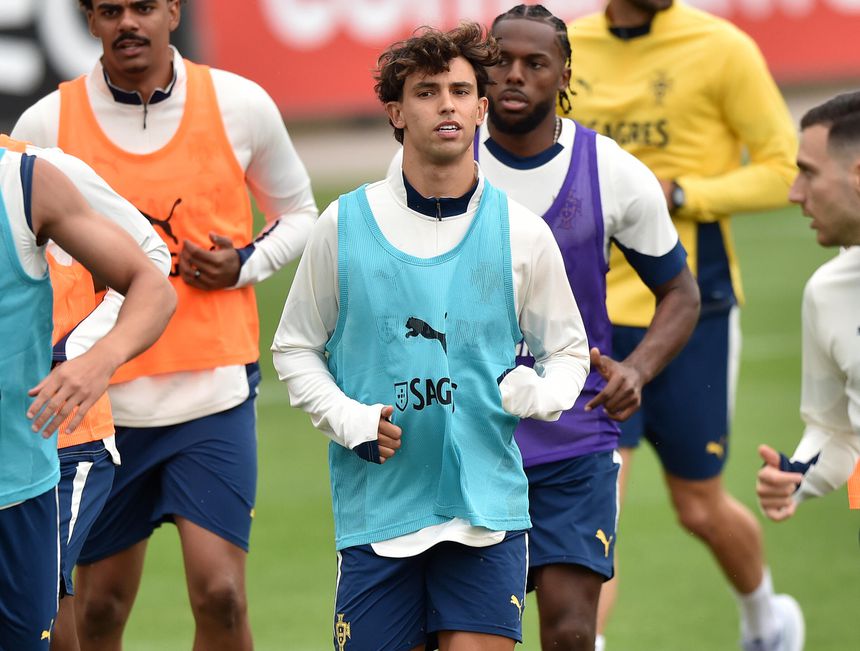 Nuno Tavares, atrás de João Félix, no primeiro treino da Seleção antes da fase final da Liga das Nações.