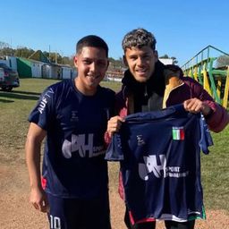 Maxi Araújo com um jogador do Sportivo Italiano