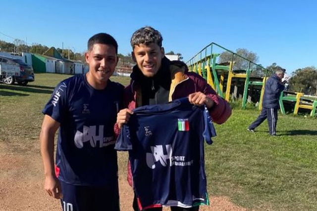 Maxi Araújo com um jogador do Sportivo Italiano