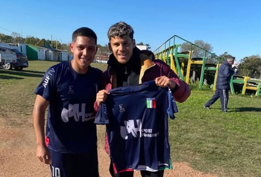 Maxi Araújo com um jogador do Sportivo Italiano