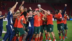Campeões europeus adiam regresso