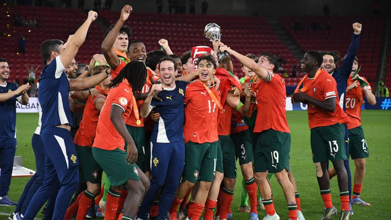 Campeões europeus adiam regresso