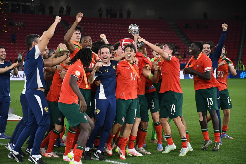 Jogadores de Portugal sub-17 a celebrara conquista do Europeu