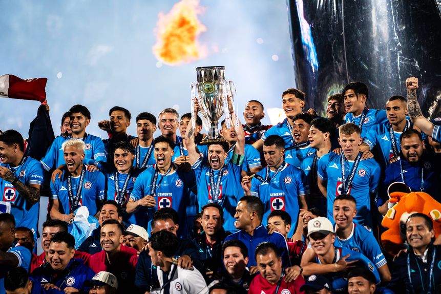 Jogadores do Cruz Azul a celebrarem a conquista da Champions
